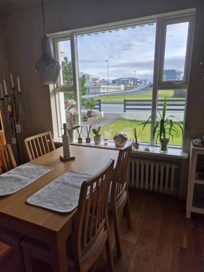 Sol - S12 Guesthouse Keflavík Exteriör bild