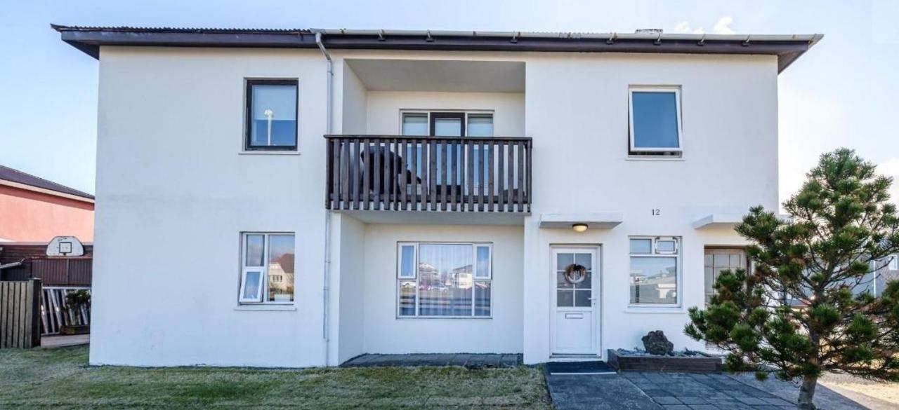 Sol - S12 Guesthouse Keflavík Exteriör bild